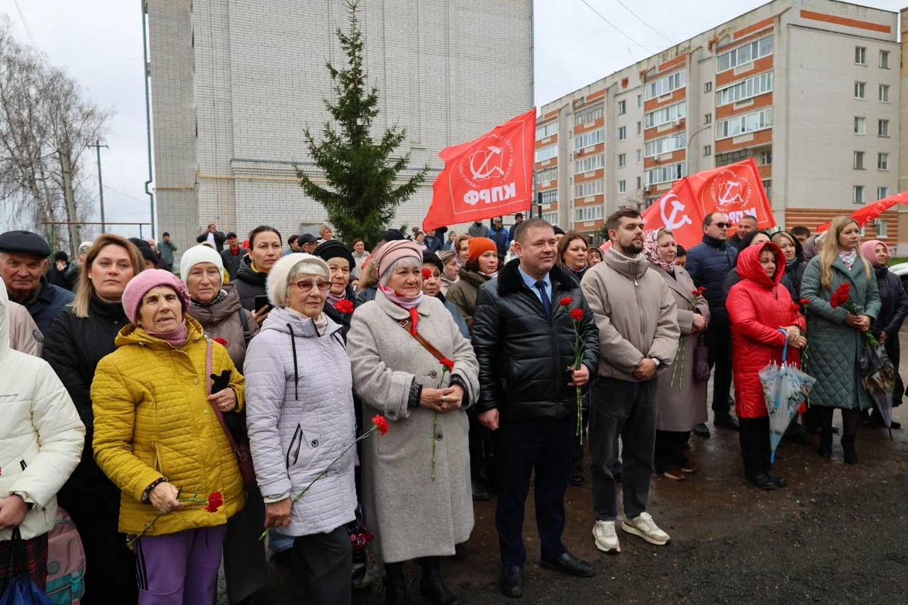 Обновленный памятник Ленину открыли в торжественной обстановке в Зеленодольске