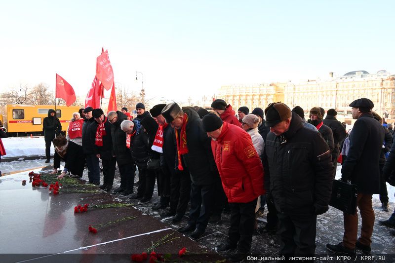 В 100-летнюю годовщину со дня кончины Владимира Ильича Ленина состоялось возложение венков и цветов к Мавзолею на Красной Площади