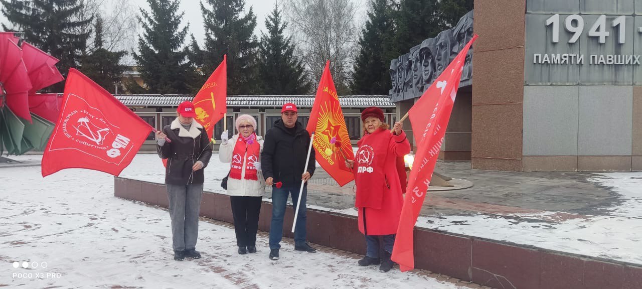 Бугульминское местное отделение ТРО КПРФ возложило цветы у Вечного огня
