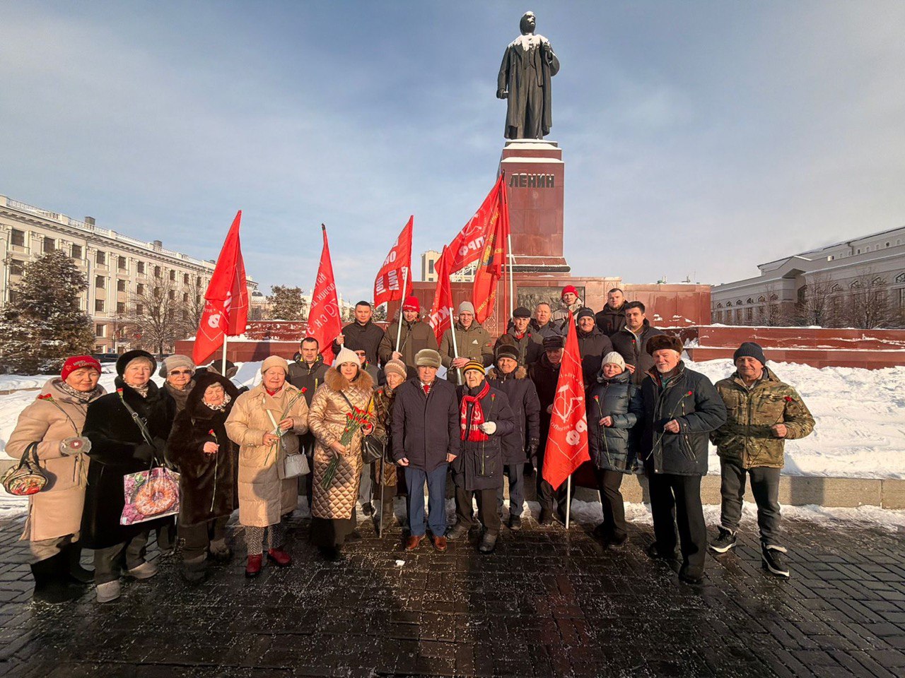 В Казани мероприятия, посвященные Дню памяти В.И. Ленина  стартовали в 11:00  возложением цветов памятнику В.И. Ленину