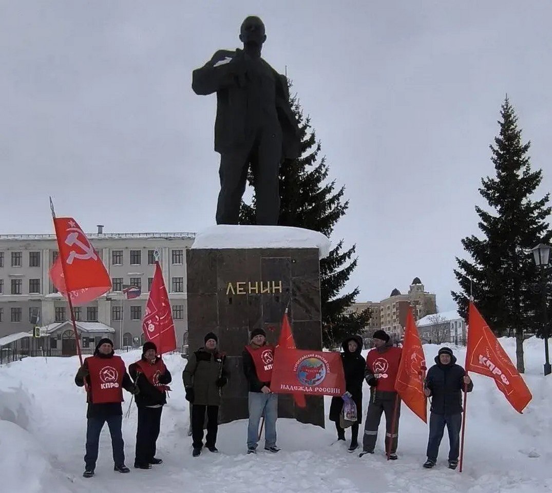 Елабужское местное отделение ТРО КПРФ, совместно с Всероссийским женским движением «Надежда России», провели торжественное шествие по улицам Елабуги